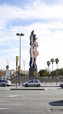 heykel barcelona karşısında