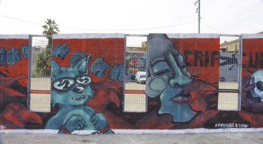 graffiteadas duvarları içinde sokak