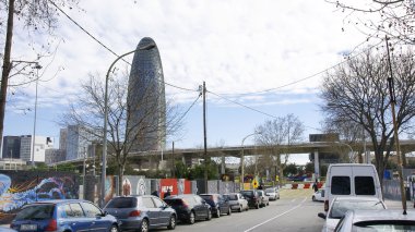 Les yüceliklere catalanes agbar Kulesi ile kare