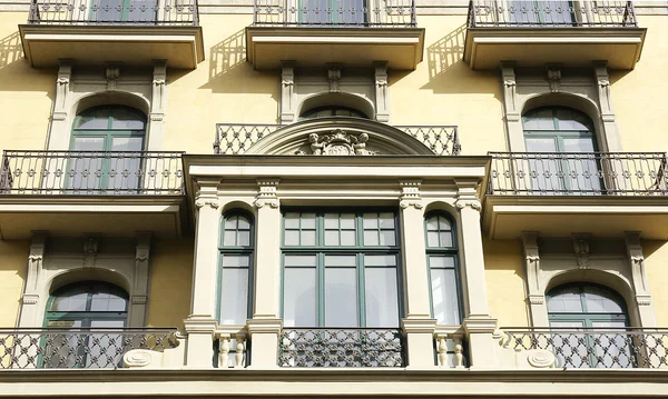 Facade of building in Barcelona — Stock Photo, Image