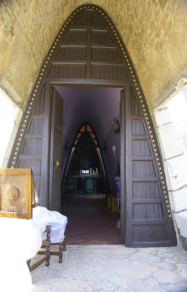 Kapelle im architektonischen komplex von antonio gaud el garraf, barcelona — Stockfoto