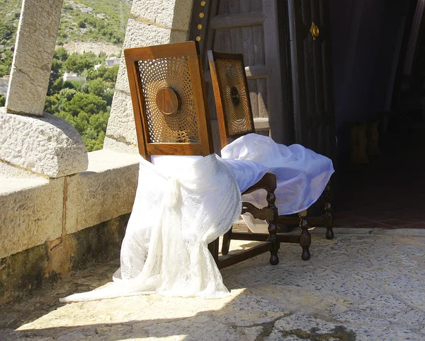 Sillas con tul blanco para una boda — Foto de Stock