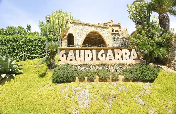 Overview Gardens Bodegas Güell by Antoni Gaudí, El Garraf, Barcelona — Stock Photo, Image