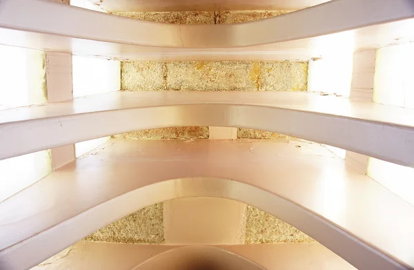 Архитектурная деталь с потолка часовни винных погребов Гарраф, Барселона — стоковое фото
