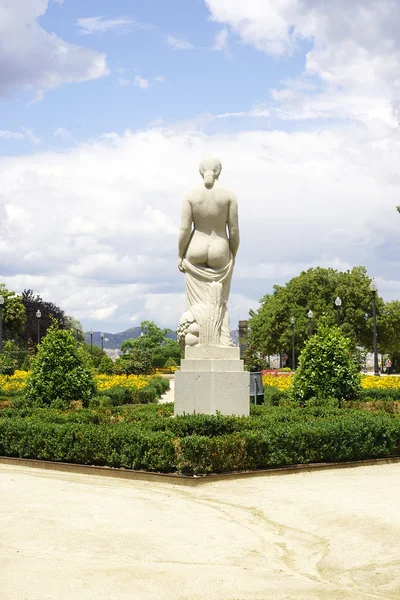 Monument in het park — Stockfoto