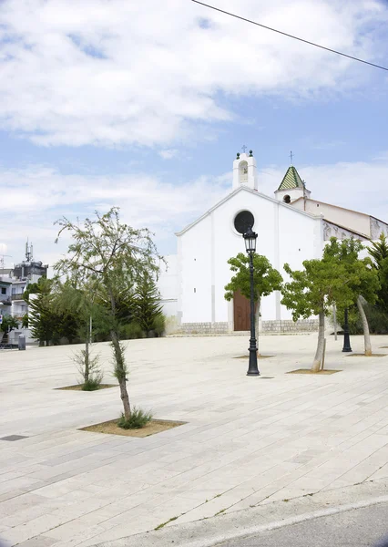 Weiße katholische Kirche — Stockfoto