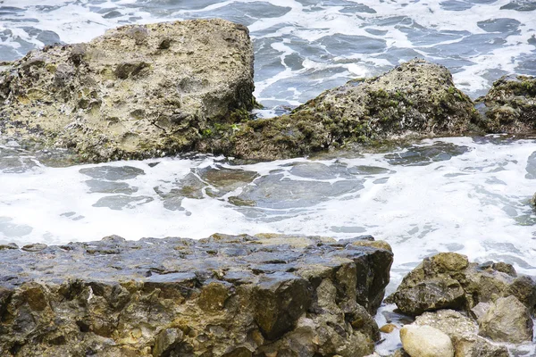Agua de mar con piedras — Foto de Stock