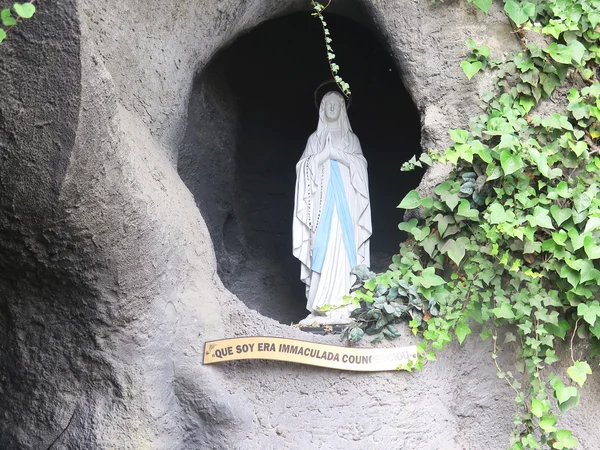 Réplica de la Virgen en una cueva — Foto de Stock