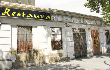 yıkılmış bina cephe