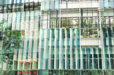 Yeşil kristalleri katlanır bir binanın dış cephe