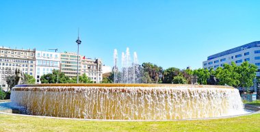 Barcelona, Katalunya, İspanya ve Avrupa 'daki Plaza de Catalunya çeşmeleriyle panoramik,