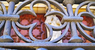 Barcelona, Katalunya, İspanya ve Avrupa 'nın Gotik tarzı Katedrali' nin mimari, ızgara ve kapısının ayrıntıları