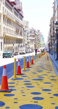 Barselona, Katalunya, İspanya, Avrupa 'da bir caddede yaya geçidi