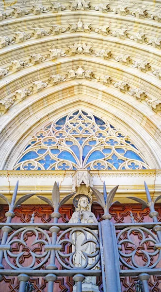 バルセロナ カタルーニャ スペイン ヨーロッパのゴシック様式の大聖堂の建築 グリル ドアの詳細 — ストック写真