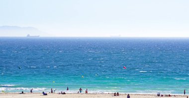 Tarifa sahilinin panoramik uçurtmaları, Cadiz, İspanya, Avrupa