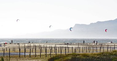 Tarifa sahilinin panoramik uçurtmaları, Cadiz, İspanya, Avrupa