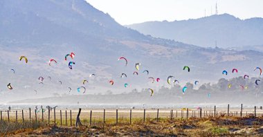 Tarifa sahilinin panoramik uçurtmaları, Cadiz, İspanya, Avrupa