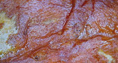 Beyaz arka planda kavrulmuş tatlı patates.