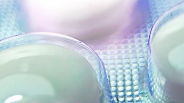 Beyaz arka planda haplar, kapsüller ve ilaçlar