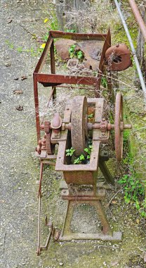 Castelltersol, Barcelona, Catalunya, İspanya ve Avrupa 'daki bir inşaat sahasında terk edilmiş araçlar.