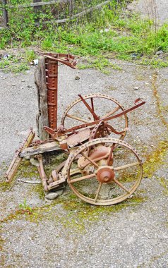 Castelltersol, Barcelona, Catalunya, İspanya ve Avrupa 'daki bir inşaat sahasında terk edilmiş araçlar.