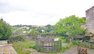 Castelltersol, Barcelona, Catalunya, İspanya ve Avrupa 'daki bir inşaat sahasında terk edilmiş araçlar.