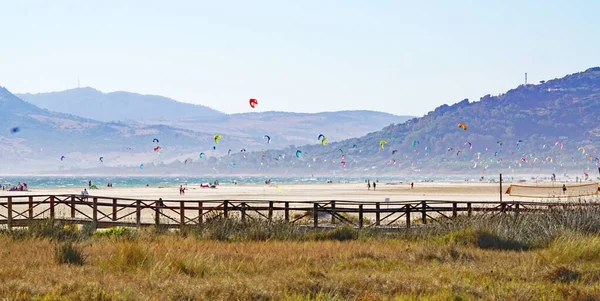 Panoramisch Uitzicht Het Strand Van Tarifa Met Kitesurfen Vliegers Cadiz — Stockfoto