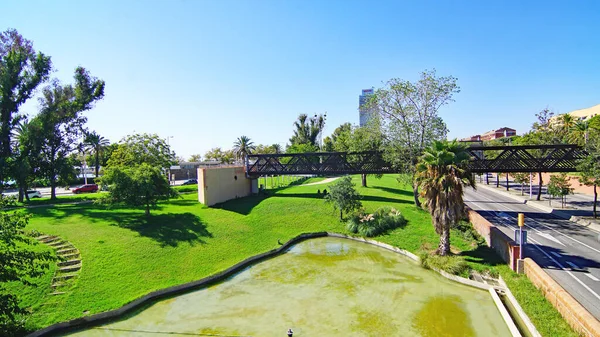 Nova Icaria Barcelona Catalunya Spain Europe有池塘的花园 — 图库照片
