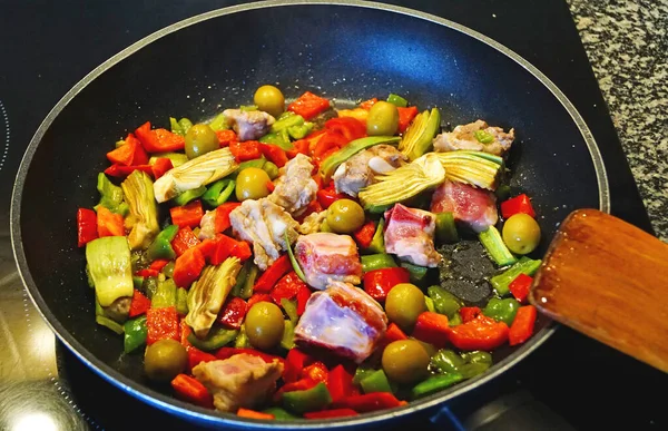 Sofrito Voor Stoofpot Paella Boven Keukenvuur — Stockfoto