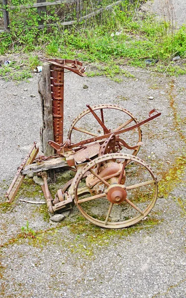 Castelltersol, Barcelona, Catalunya, İspanya ve Avrupa 'daki bir inşaat sahasında terk edilmiş araçlar.