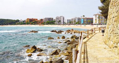 Plaj ve kasaba Lloret de Mar, Girona, Katalunya, İspanya, Avrupa