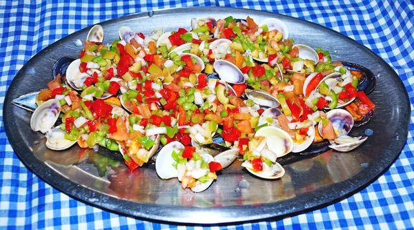 みじん切り野菜のアサリとムール貝のトレイ — ストック写真