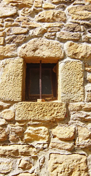 古い建物 カタルーニャ スペイン ヨーロッパのファサードの小さな窓 — ストック写真