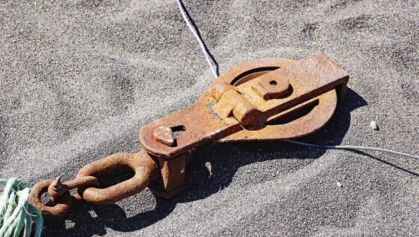 Curriola Pulley Hold Volcanic Sand — Stock Photo, Image