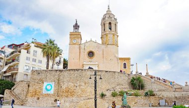 Arka planda Sant Bartomeu Kilisesi ve Santa Tecla, Barcelona, Katalunya, İspanya, Avrupa