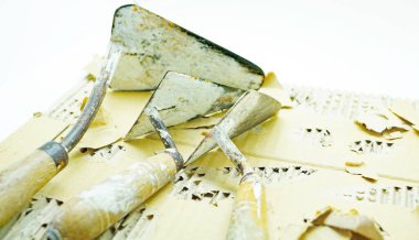 Beyaz arkaplanda DIY için araçlar