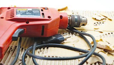 Beyaz arkaplanda DIY için araçlar