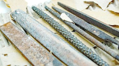 Beyaz arkaplanda DIY için araçlar