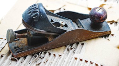 Beyaz arkaplanda DIY için araçlar