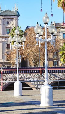 Moll de La Fusta, Barcelona Limanı, Katalunya, İspanya ve Avrupa 'daki tipik sokak lambaları