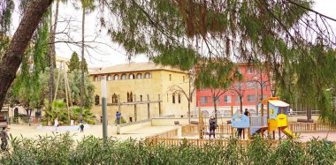 Barcelona, Katalunya, İspanya ve Avrupa 'daki Torre Llobeta bölgesinde çocuk parkı