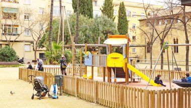 Barcelona, Katalunya, İspanya ve Avrupa 'daki Torre Llobeta bölgesinde çocuk parkı