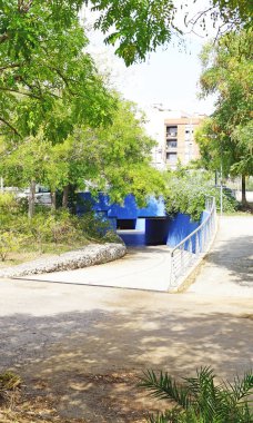 El Vendrell, Tarragona, Catalunya, İspanya, Avrupa 'daki tren raylarının altında yaya geçidi ve trafik,