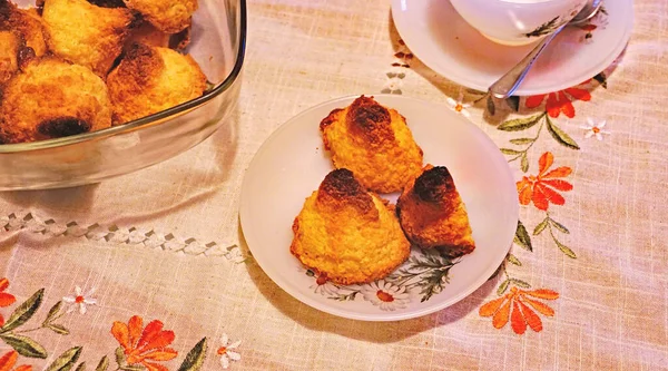 Atıştırmak için masa örtüsü üzerine hindistan cevizi kurabiyeleri.