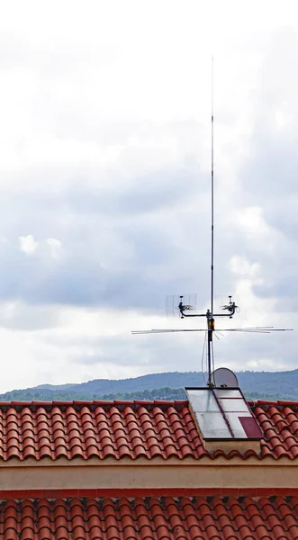 Vendrell Bajo Penedes Taragona Catalunya スペインの屋根の電気通信アンテナ — ストック写真