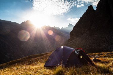 Sunrise dağlar ve çadır