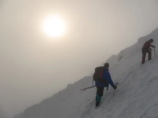 Turistas en las montañas nevadas —  Fotos de Stock