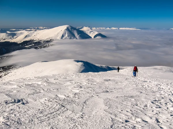 Touristen in den verschneiten Bergen — Stockfoto