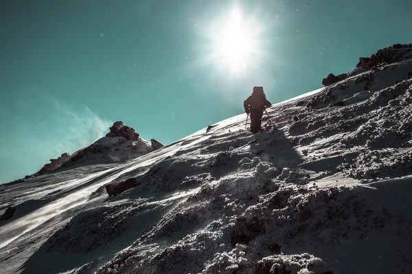 悪天候では冬の山と登山の戦い — ストック写真