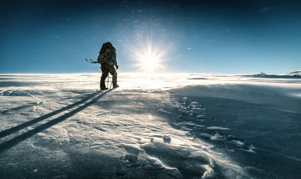 L'alpiniste se bat avec le mauvais temps dans les montagnes d'hiver — Photo